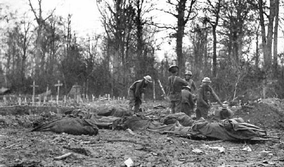 Americans bury dead WWI smaller.bmp