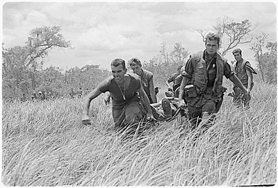 Vietnam 1 marines carry wounded 1967.bmp